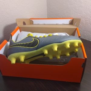 Soccer shoe